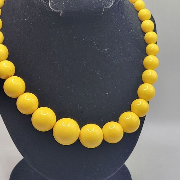 Vintage 60s Graduated Chunky Yellow Beaded Necklace 31in - Picture 1 of 5